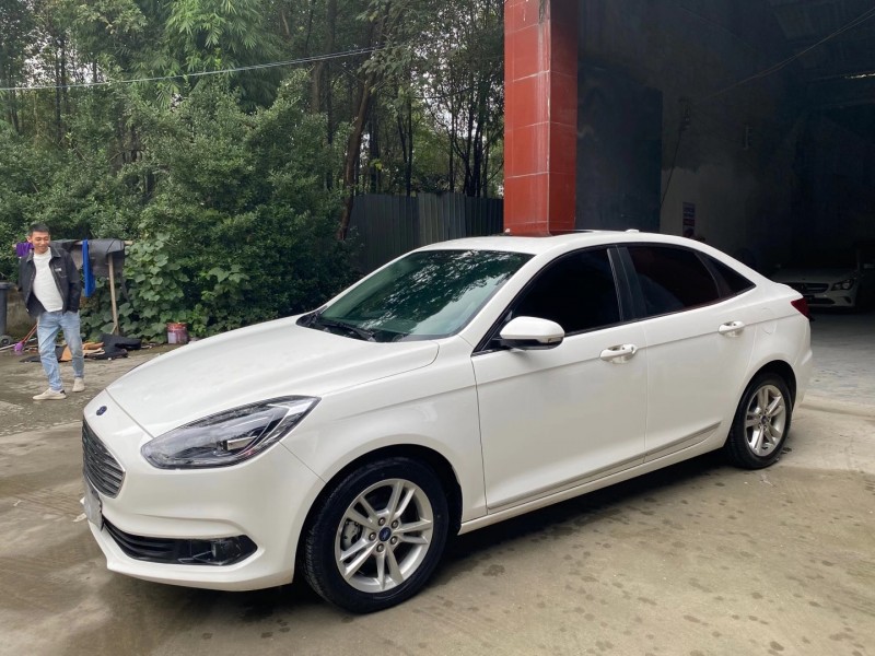 成都20年福特福睿斯2