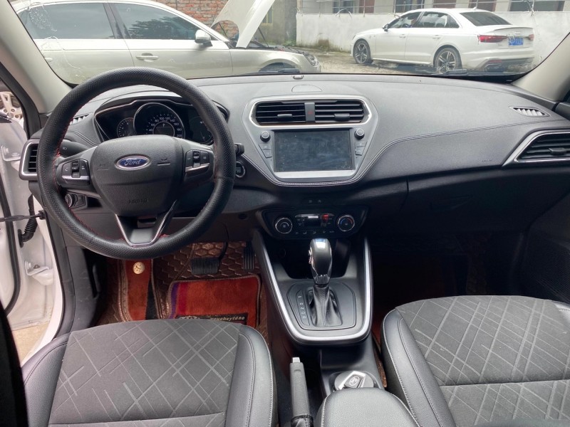 成都20年福特福睿斯5