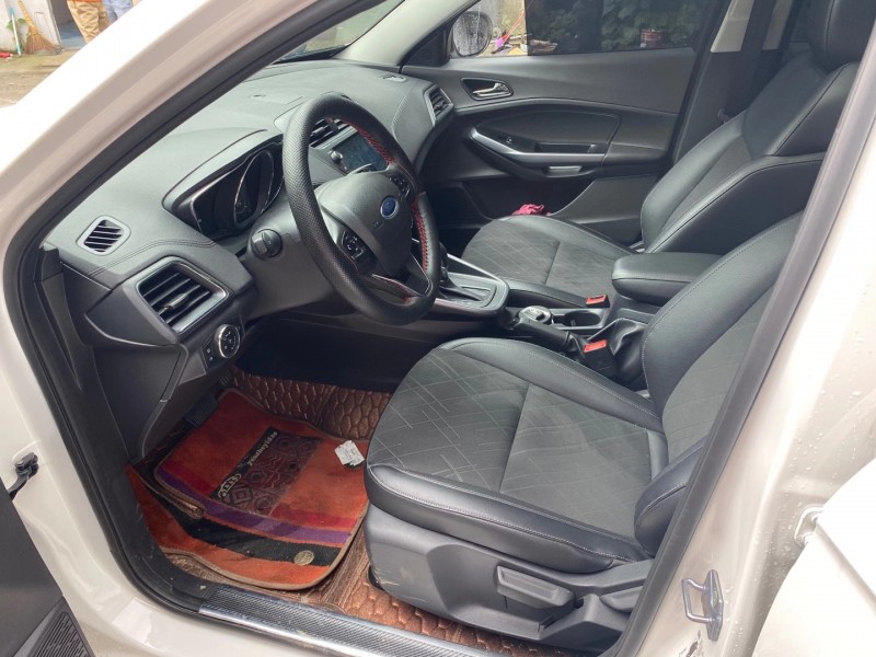 成都20年福特福睿斯6