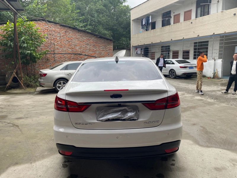 成都20年福特福睿斯8