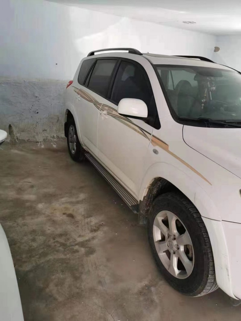 通遼11年豐田RAV42