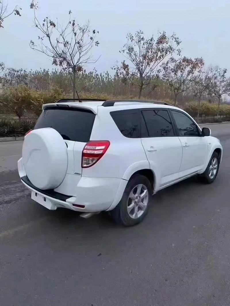 济宁11年丰田RAV49