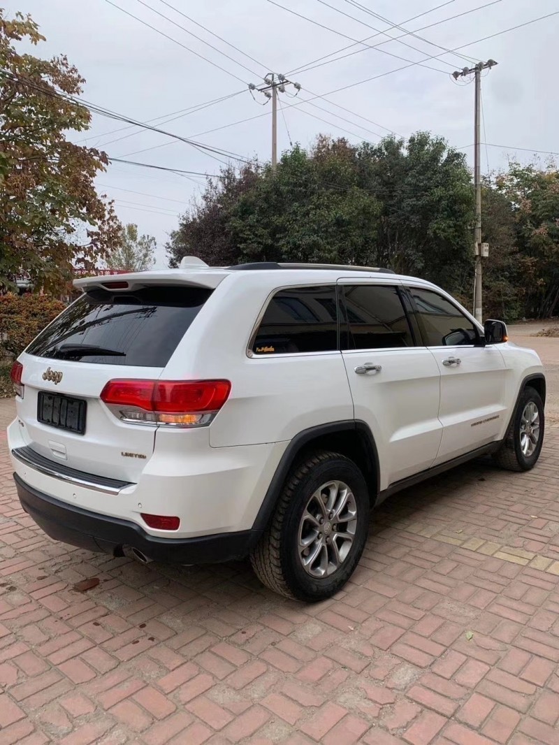 青岛14年Jeep大切诺基4