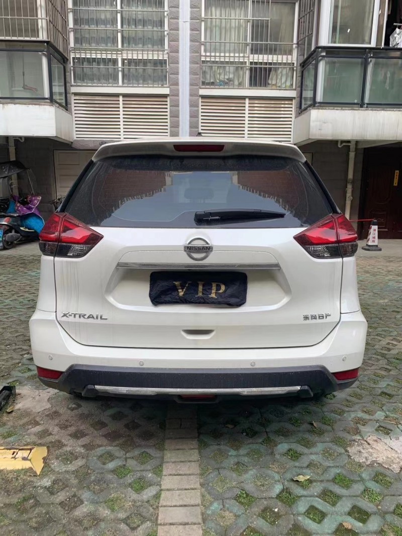 黃石20年日產奇駿8