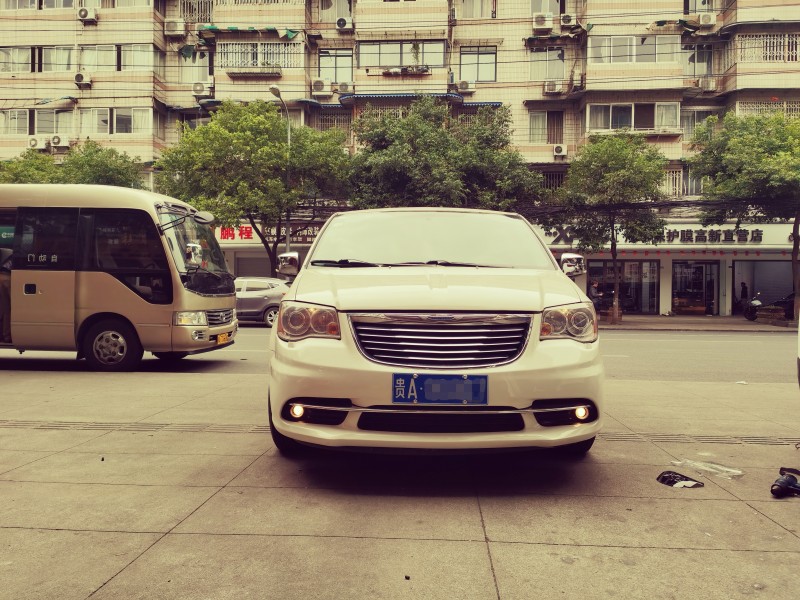 成都14年克莱斯勒大捷龙8