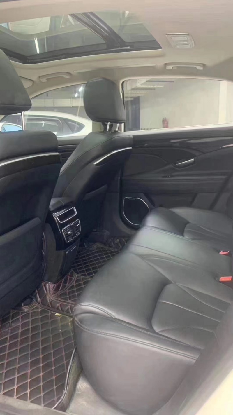 成都16年吉利博瑞7