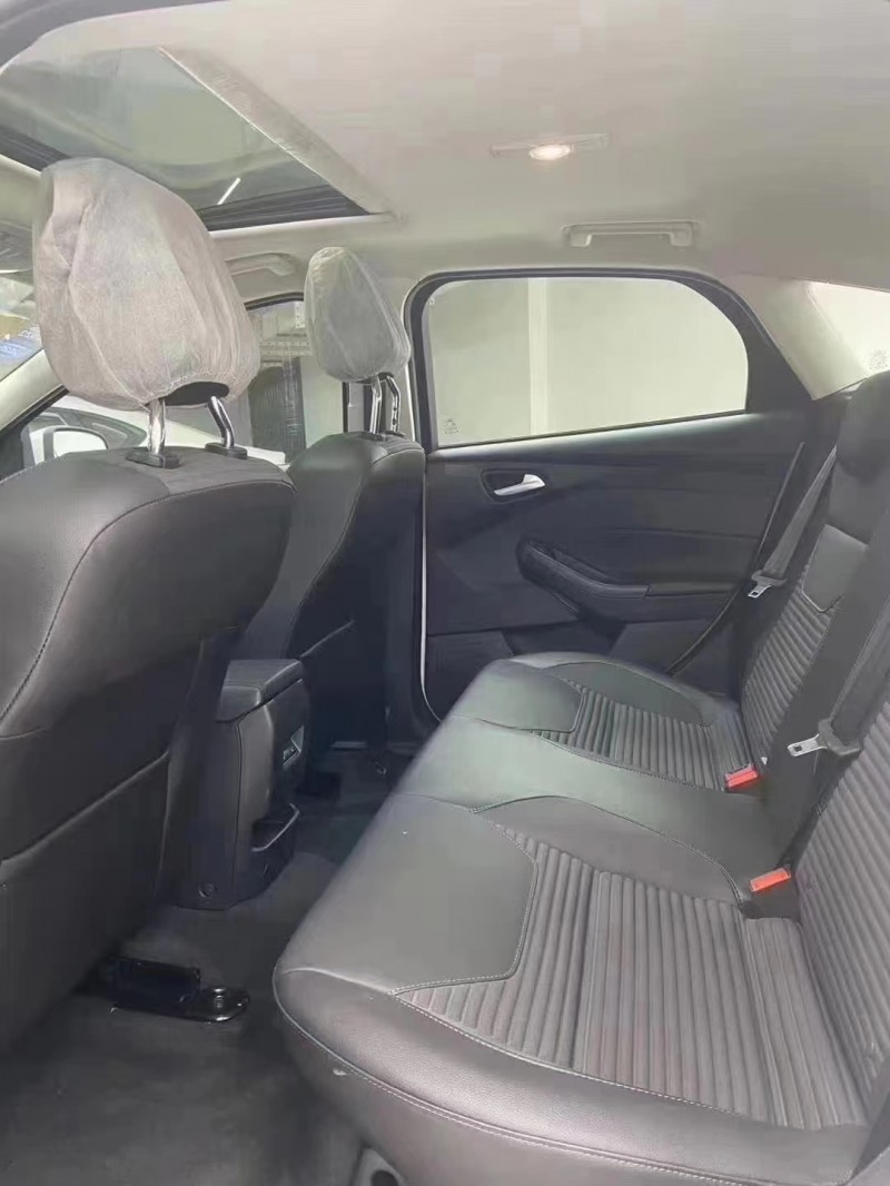 成都20年福特福克斯8