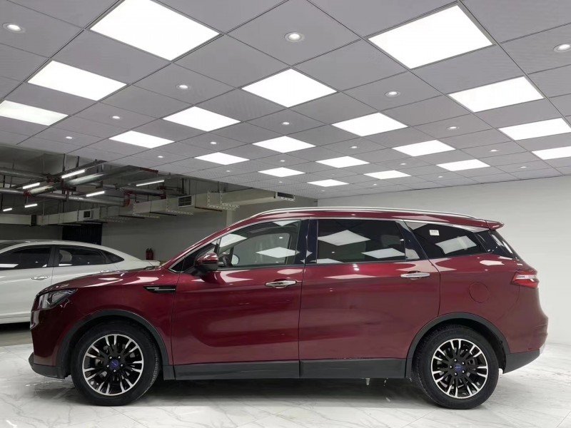 成都18年君马汽车S703