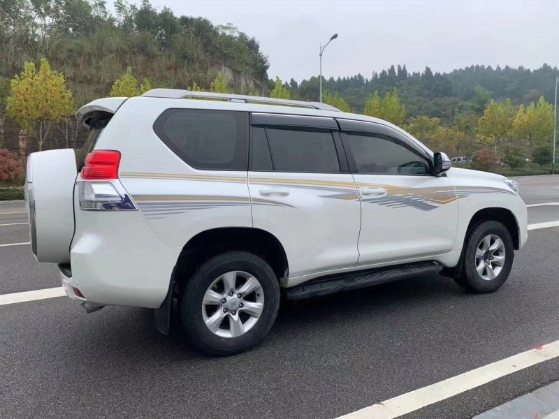 武汉13年丰田普拉多3