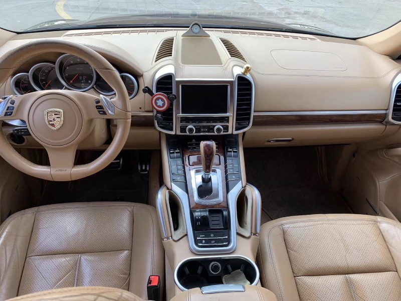 广州11年保时捷卡宴3