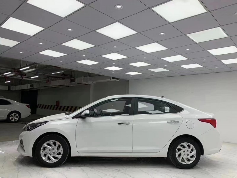 成都20年现代瑞纳3