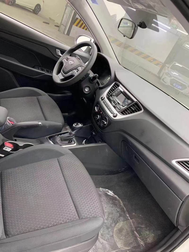 成都20年现代瑞纳8