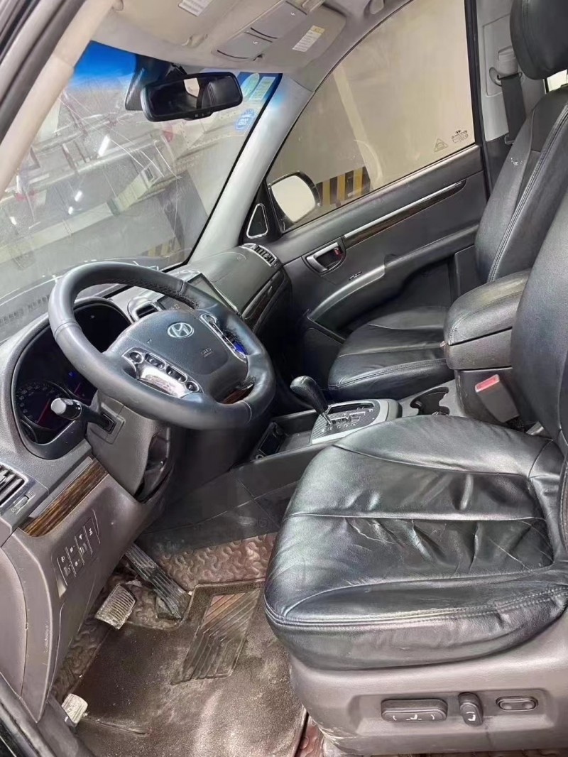 成都14年现代全新胜达4