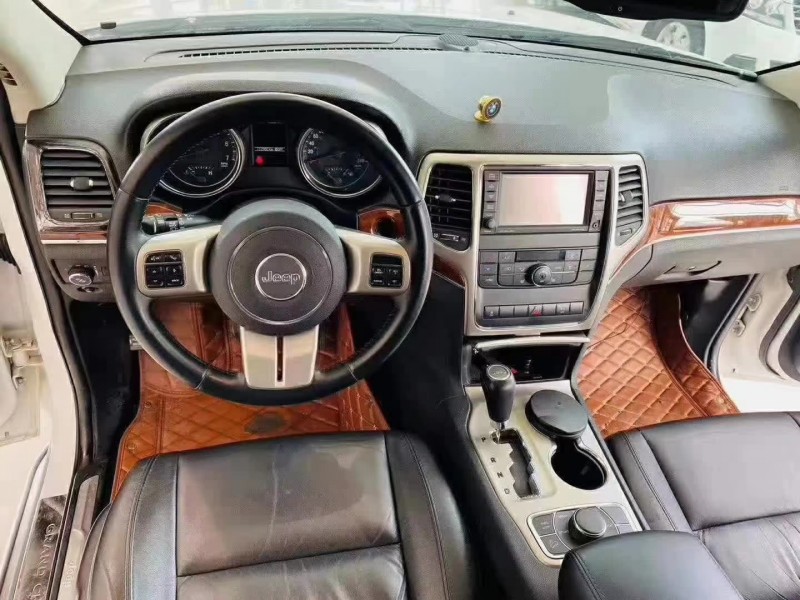 邢台13年Jeep大切诺基5