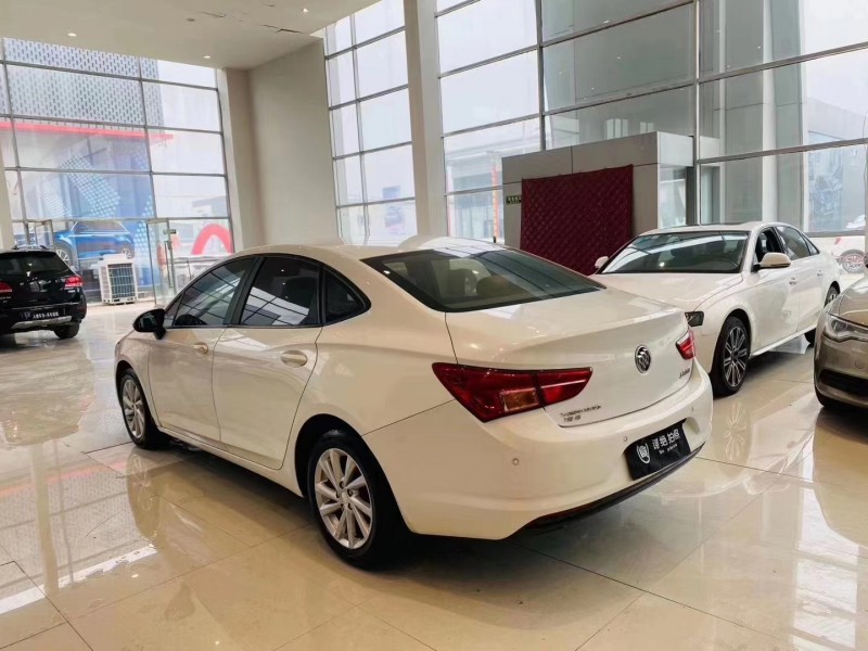 邢台16年别克威朗9