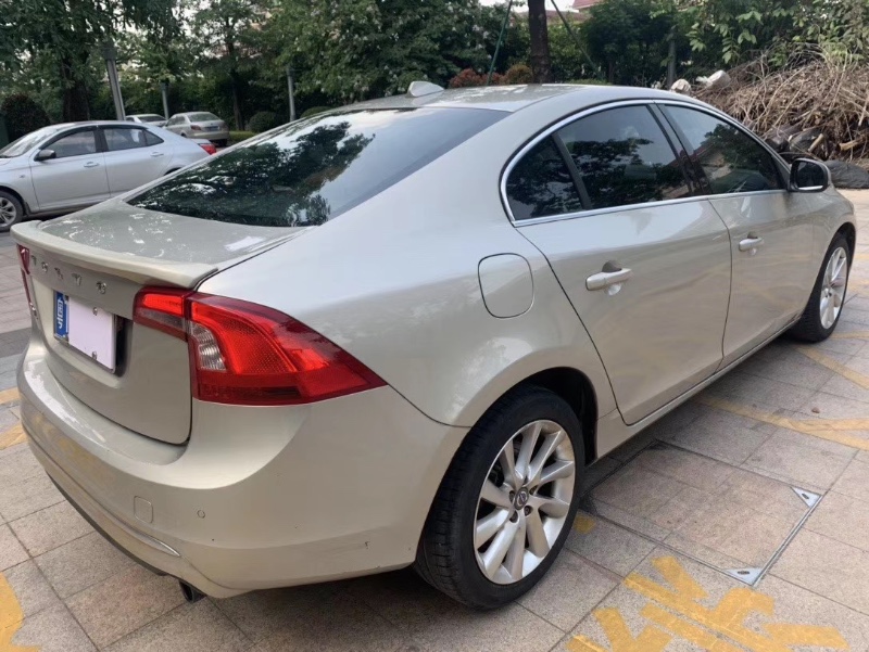 中山17年沃尔沃S60L4