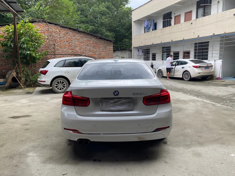 成都17年宝马3系8