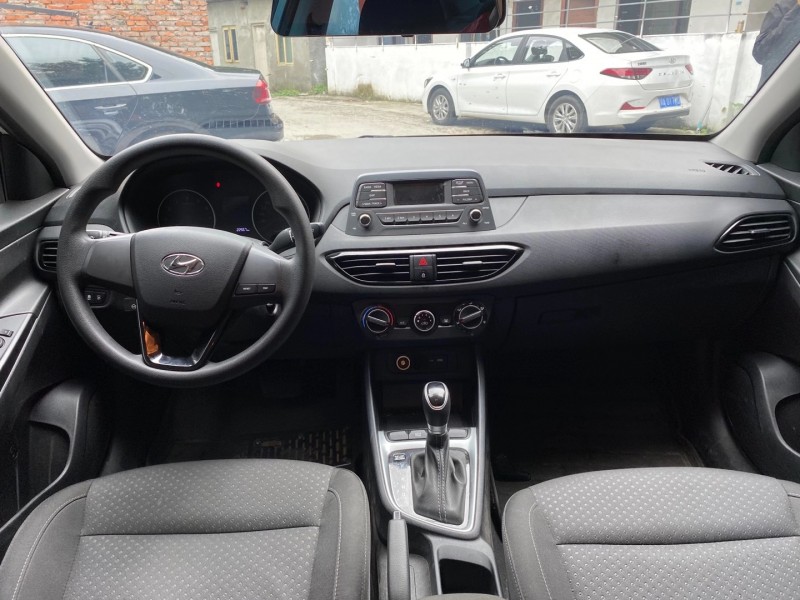 成都20年现代悦动5