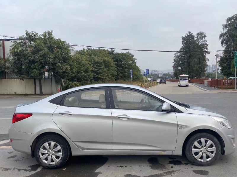 广州13年现代瑞纳4