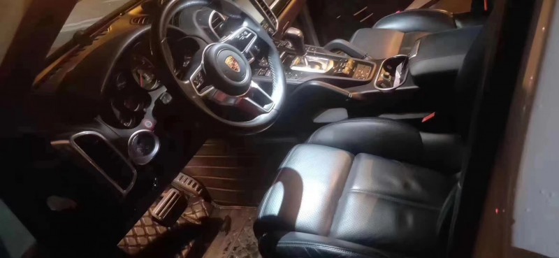 武汉17年保时捷卡宴8