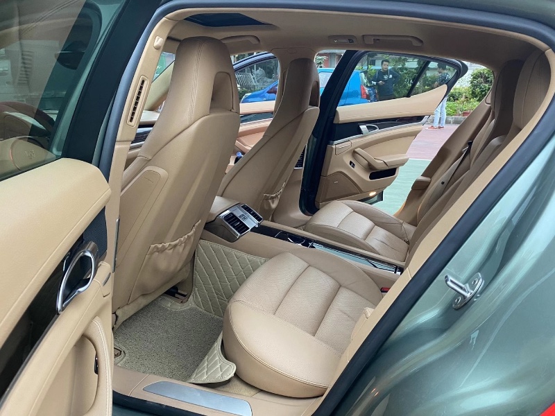 广州12年保时捷帕拉梅拉8