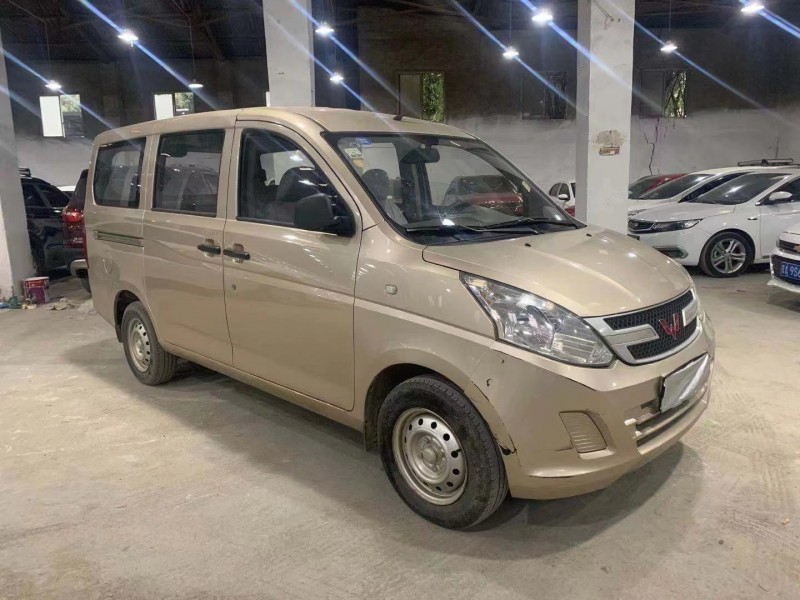 成都18年五菱汽車五菱榮光2