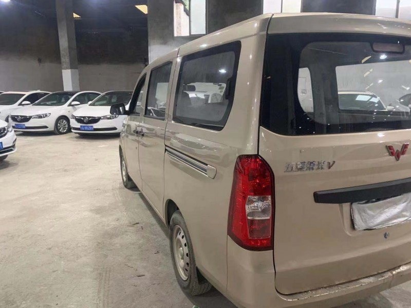 成都18年五菱汽車五菱榮光7