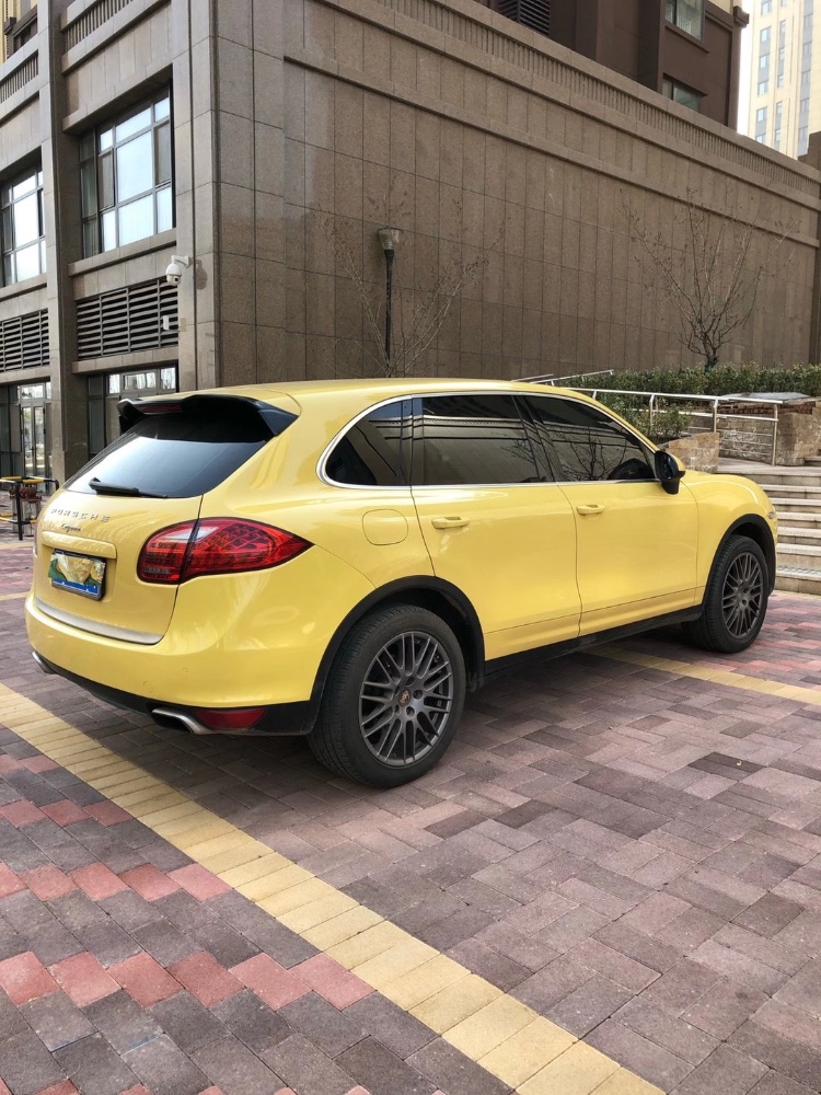 济南12年保时捷卡宴1