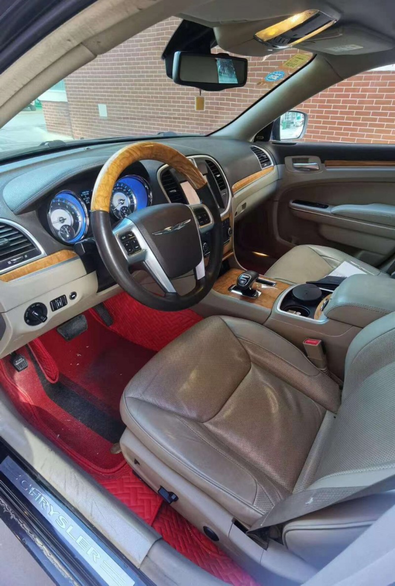 保定13年克莱斯勒300C8