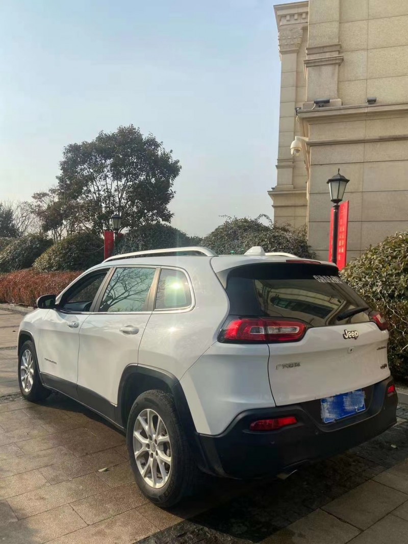 青島16年Jeep自由光8