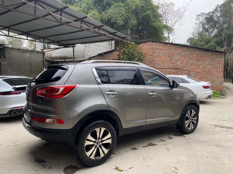 成都11年起亚智跑7