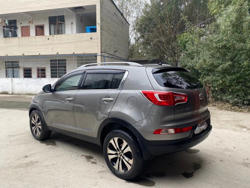 成都11年起亚智跑8