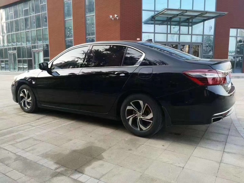 青岛17年本田雅阁8