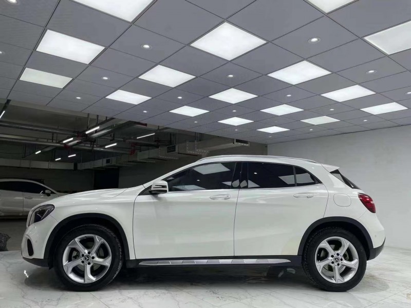 成都17年奔驰GLA3