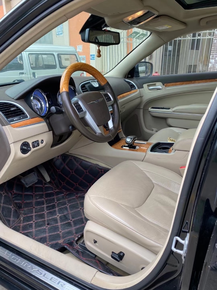 中山14年克莱斯勒300C8