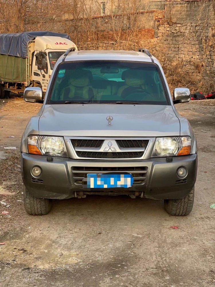 济南12年三菱帕杰罗1