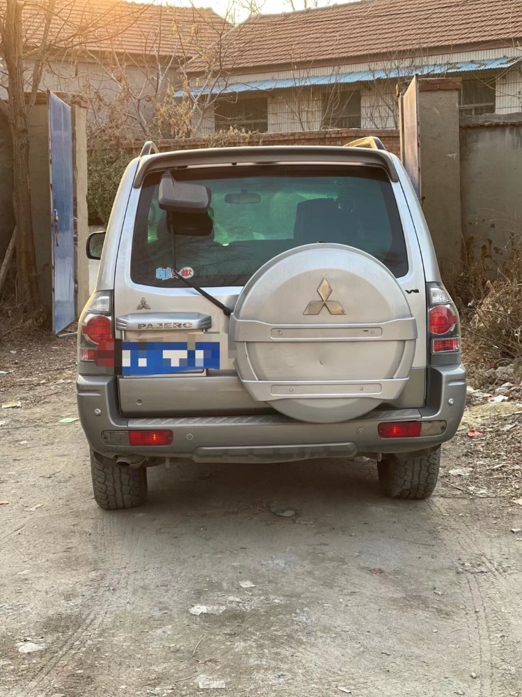 济南12年三菱帕杰罗9