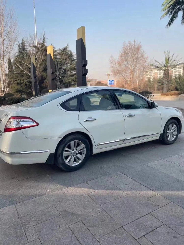 青岛13年日产天籁3