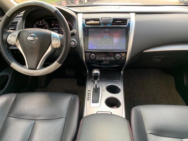 中山18年日产天籁2