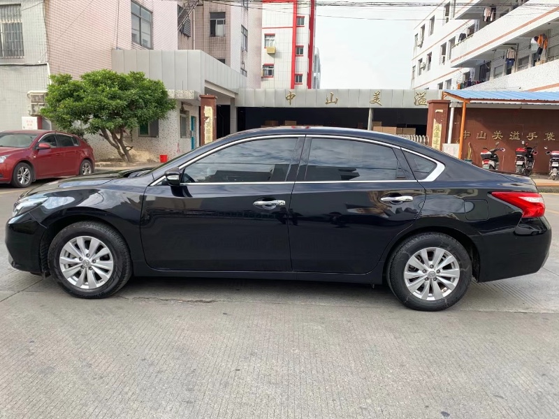 中山18年日产天籁5