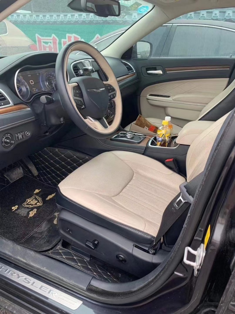 岳陽17年克萊斯勒300C4