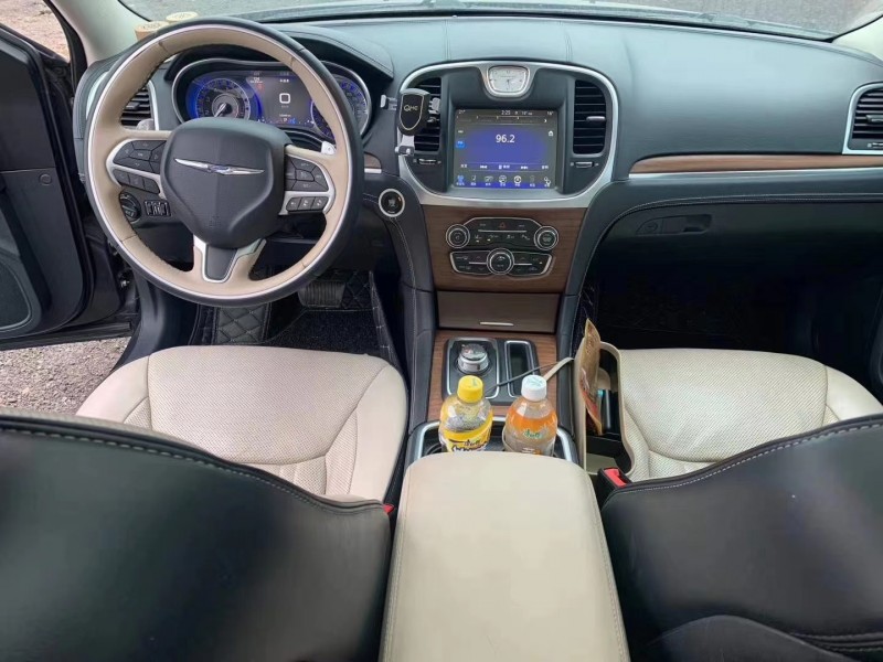 岳陽17年克萊斯勒300C5