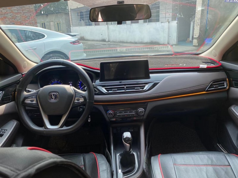 成都20年长安汽车逸动5