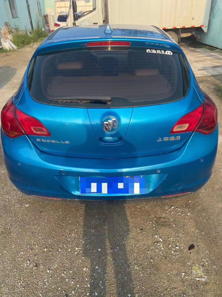 青岛13年别克英朗8