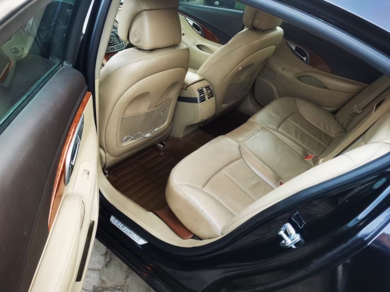 邢台11年别克君越5