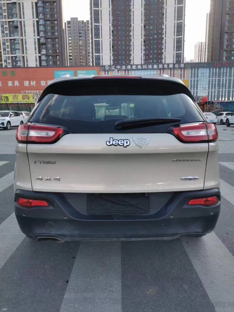 沈陽16年Jeep自由光1