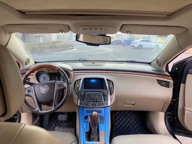 青岛10年别克君越5