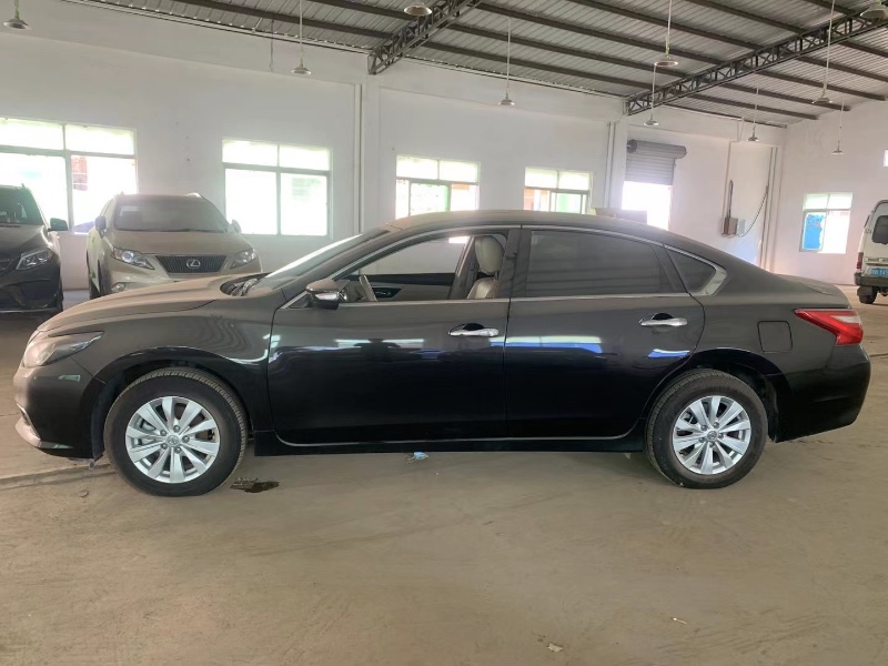 中山18年日产天籁2