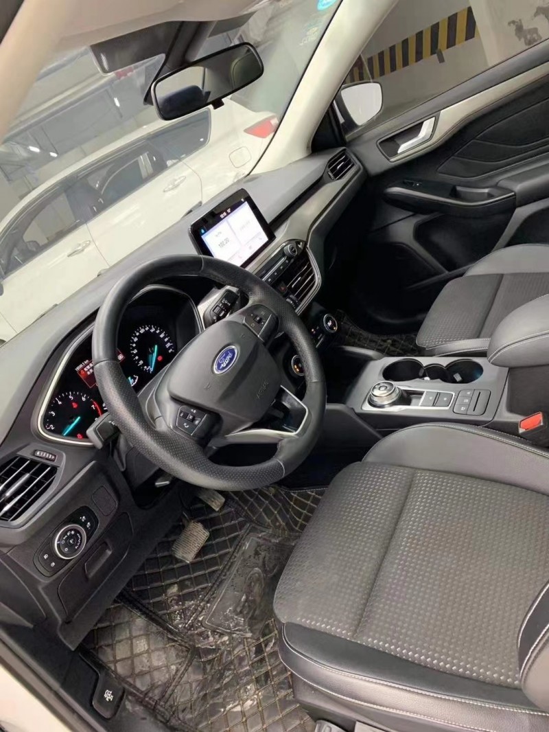 成都20年福特福克斯4