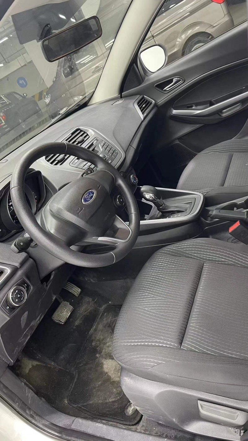 成都20年福特福睿斯4